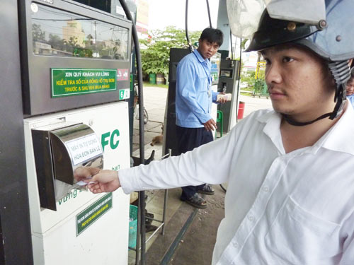 Không bắt buộc phải kiểm định lại cột đo xăng dầu khi bán xăng E5